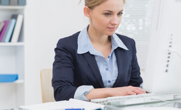 Beispielbild einer Frau an einem Computer